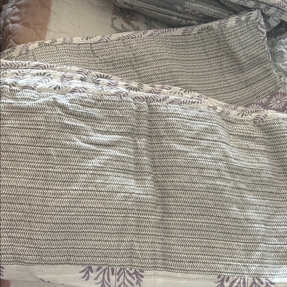 Elegant Gray and Purple Quilt Set - Picture 5 of 8